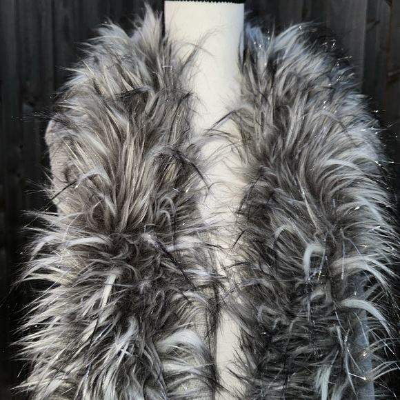 La Seine- Gray Faux Fur Trimmed Women's Cardigan Vest Cape EUC - Picture 3 of 10